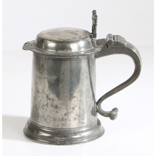 8 - A WILLIAM & MARY PEWTER FLAT-LID TANKARD, ATTRIBUTED TO CHRISTOPHER BANCKES, BEWDLEY/WIGAN, CIRCA 17... 