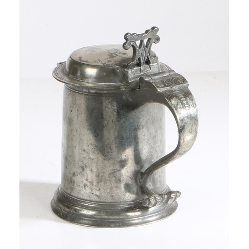 8 - A WILLIAM & MARY PEWTER FLAT-LID TANKARD, ATTRIBUTED TO CHRISTOPHER BANCKES, BEWDLEY/WIGAN, CIRCA 17... 