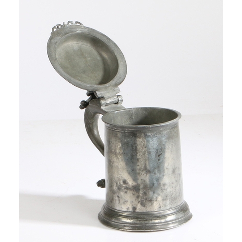 8 - A WILLIAM & MARY PEWTER FLAT-LID TANKARD, ATTRIBUTED TO CHRISTOPHER BANCKES, BEWDLEY/WIGAN, CIRCA 17... 