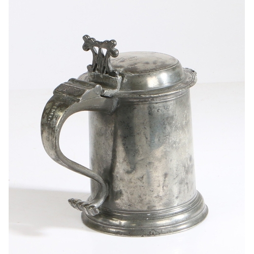 8 - A WILLIAM & MARY PEWTER FLAT-LID TANKARD, ATTRIBUTED TO CHRISTOPHER BANCKES, BEWDLEY/WIGAN, CIRCA 17... 