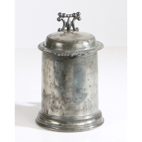 8 - A WILLIAM & MARY PEWTER FLAT-LID TANKARD, ATTRIBUTED TO CHRISTOPHER BANCKES, BEWDLEY/WIGAN, CIRCA 17... 