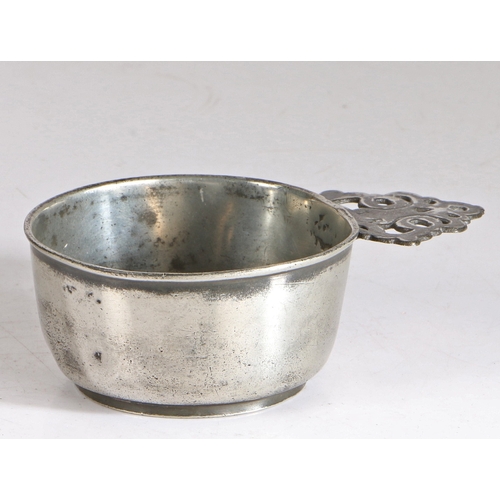 9 - A SMALL CHARLES II PEWTER DEEP-BOWL PORRINGER, LANCASHIRE, CIRCA 1670. Having a straight-sided bowl,... 