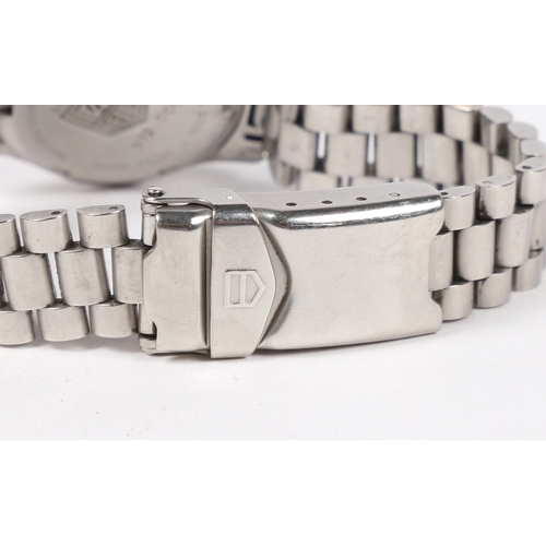 126 - A TAG HEUER PROFESSIONAL 200 METERS LADIES STAINLESS STEEL WRISTWATCH. ref.972.008, the signed silve... 