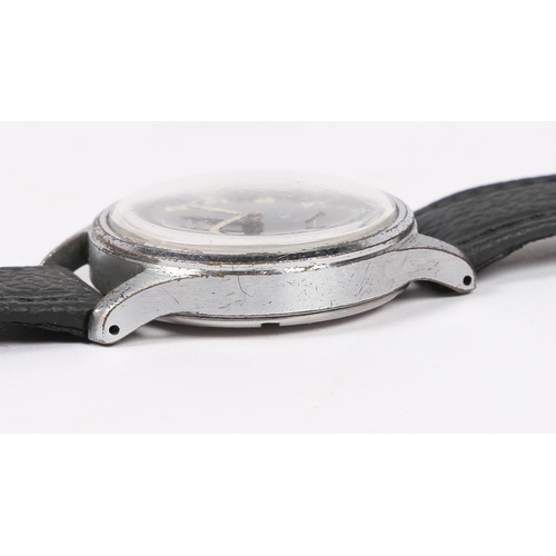 129 - A UNIVERSAL GENEVE STAINLESS STEEL MILITARY STYLE GENTLEMAN'S WRISTWATCH. the signed black dial with... 