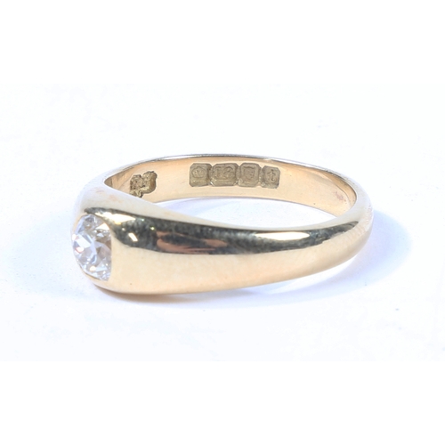 15 - A GENTLEMANS 18 CARAT GOLD AND DIAMOND GYPSY RING. the head set with a central oval diamond measurin... 