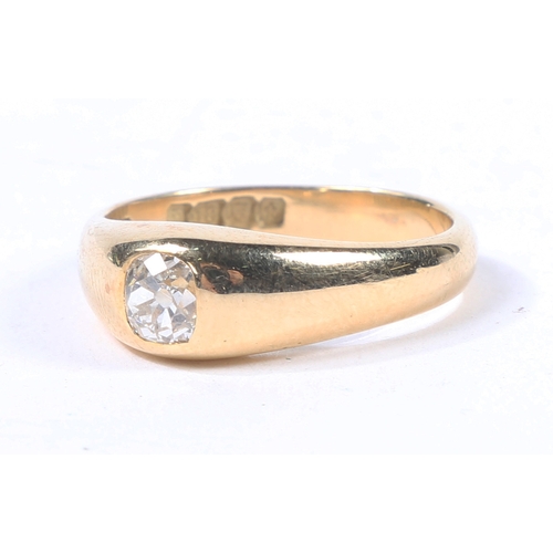 15 - A GENTLEMANS 18 CARAT GOLD AND DIAMOND GYPSY RING. the head set with a central oval diamond measurin... 