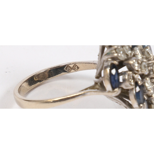 28 - AN 28 CARAT WHITE GOLD, SAPPHIRE AND DIAMOND CLUSTER RING. set with seventeen round cur diamonds fla... 