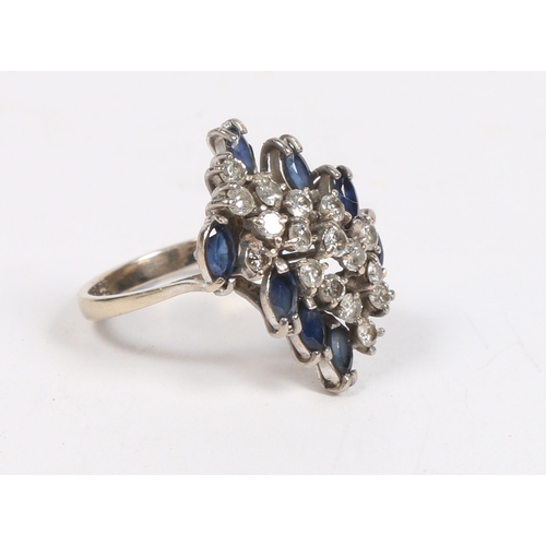 28 - AN 28 CARAT WHITE GOLD, SAPPHIRE AND DIAMOND CLUSTER RING. set with seventeen round cur diamonds fla... 