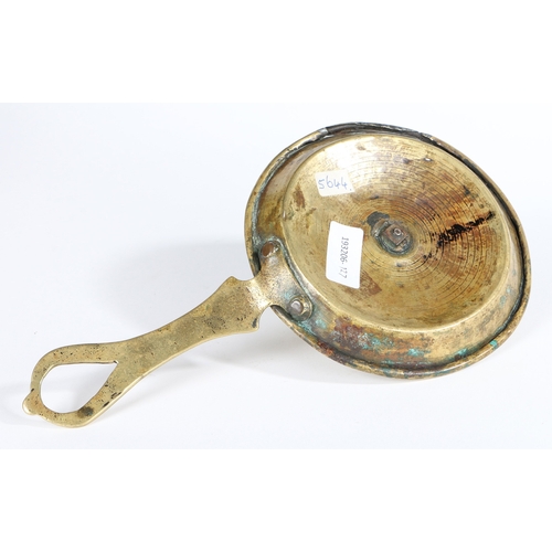 129 - AN EARLY 18TH CENTURY BRASS CHAMBERSTICK, CIRCA 1720. The pan with linear-decorated rolled rim and r... 