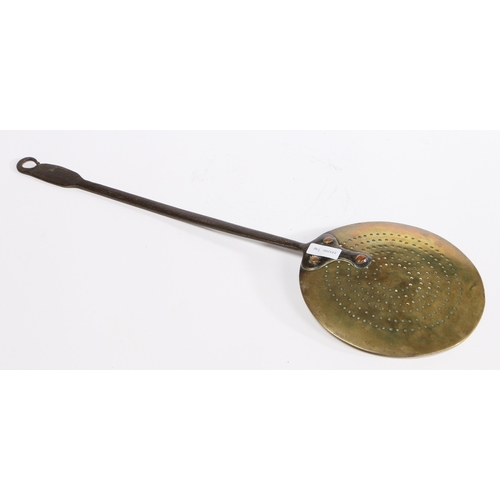 132 - AN EARLY 18TH CENTURY BRASS AND IRON SKIMMER, ENGLISH, CIRCA 1720-50. Having a very shallow dished b... 