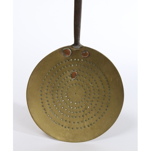 132 - AN EARLY 18TH CENTURY BRASS AND IRON SKIMMER, ENGLISH, CIRCA 1720-50. Having a very shallow dished b... 