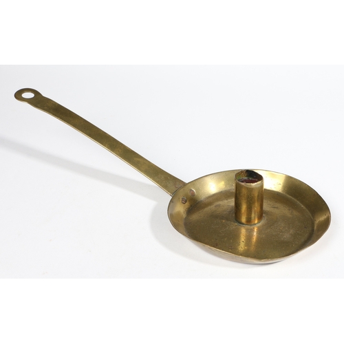 136 - AN EARLY 18TH CENTURY BRASS CHAMBERSTICK, CIRCA 1720. The sheet-metal circular pan with flared edge ... 