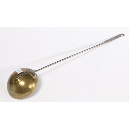 154 - AN EARLY 18TH CENTURY BRASS AND IRON LADLE, ENGLISH, CIRCA 1720-50. Having a brass circular bowl, co... 