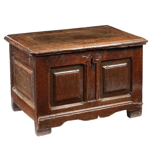 159 - A SMALL ELIZABETH I OAK COFFER, CIRCA 1580. Having a single flush-panelled hinged lid, with a twin r... 