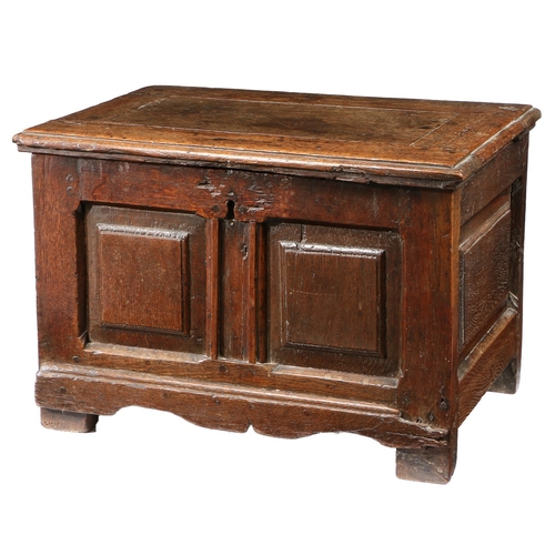 159 - A SMALL ELIZABETH I OAK COFFER, CIRCA 1580. Having a single flush-panelled hinged lid, with a twin r... 