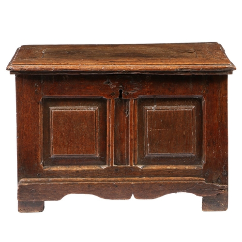 159 - A SMALL ELIZABETH I OAK COFFER, CIRCA 1580. Having a single flush-panelled hinged lid, with a twin r... 