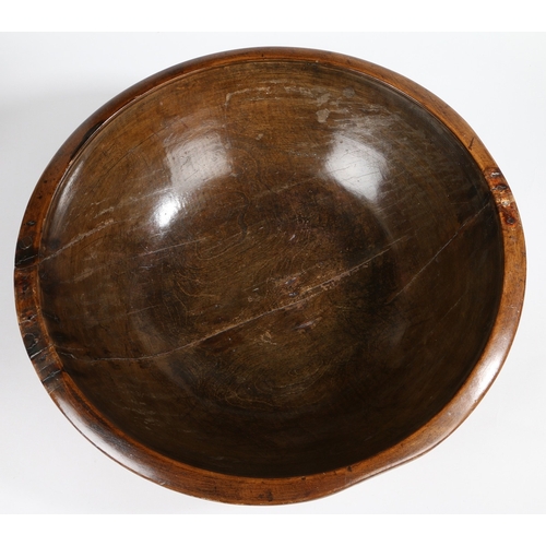 164 - A LARGE GEORGE III SYCAMORE DAIRY BOWL, CIRCA 1800. With exterior decorative ring turnings and stepp... 