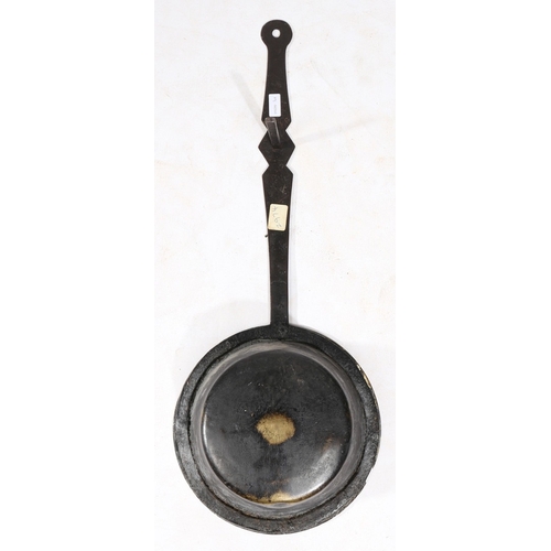 179 - A GEORGE II BRASS AND IRON DOWN-HEARTH PAN OR SKILLET, CIRCA 1750. The brass pan fixed to an iron ri... 