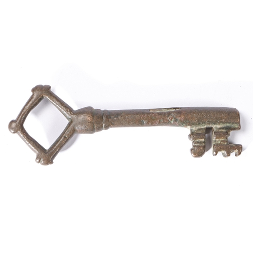 196 - A 14TH CENTURY BRASS-ALLOY KEY, ENGLISH, CIRCA 1300. With hollow shanks, 'barbed'-lozenge bow and st... 