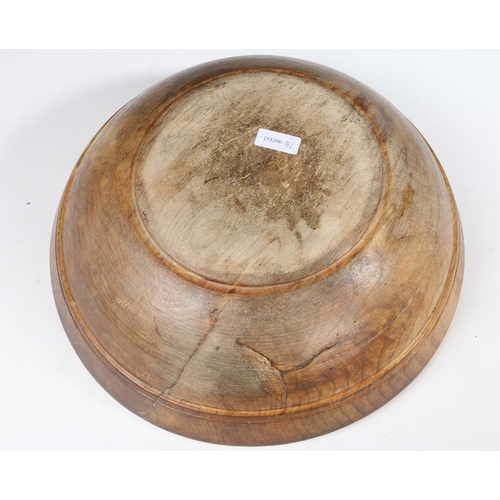 209 - A GEORGE III SYCAMORE DAIRY BOWL, CIRCA 1800. With slightly angular rim, exterior decorative ring tu... 