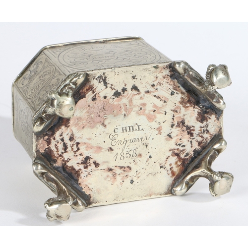 210 - A SMALL 19TH CENTURY ENGRAVED LIDDED TABACCO BOX, ELECTROPLATED, SILVER ON COPPER, ENGLISH. Of recta... 