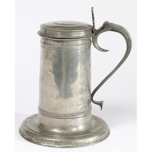 25 - AN UNUSUAL CHARLES II PEWTER BEEFEATER FLAGON, CIRCA 1680. Having a particularly wide shirt and fill... 