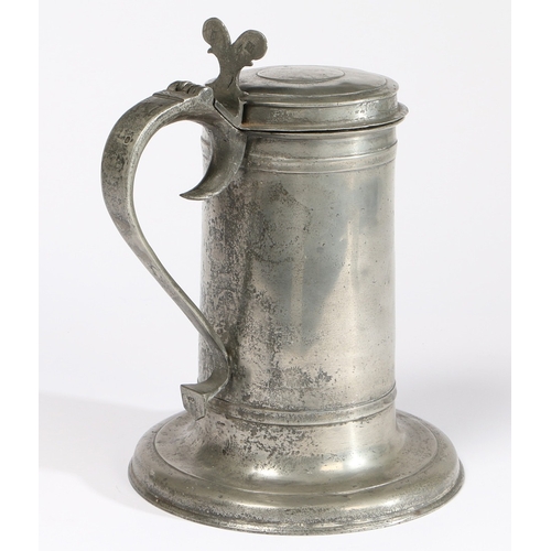 25 - AN UNUSUAL CHARLES II PEWTER BEEFEATER FLAGON, CIRCA 1680. Having a particularly wide shirt and fill... 