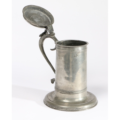 25 - AN UNUSUAL CHARLES II PEWTER BEEFEATER FLAGON, CIRCA 1680. Having a particularly wide shirt and fill... 