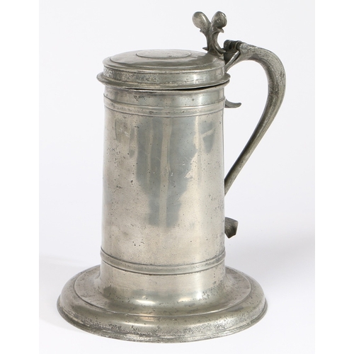 25 - AN UNUSUAL CHARLES II PEWTER BEEFEATER FLAGON, CIRCA 1680. Having a particularly wide shirt and fill... 