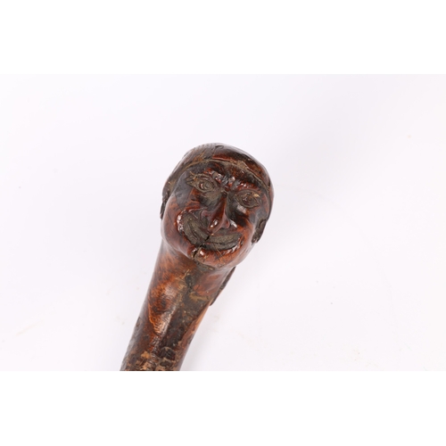 31 - A 19TH CENTURY WALKING STICK, ENGLISH. The handle carved as the face of an old gentleman, wearing a ... 