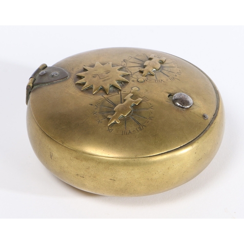 33 - AN EARLY 18TH CENTURY POCKET BRASS COMBINATION SNUFF BOX, CIRCA 1720. Of circular domed form, with t... 