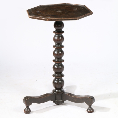 387 - A LATE 17TH CENTURY OAK CANDLESTAND, ENGLISH, CIRCA 1680-1700. Having an octagonal top with applied ... 