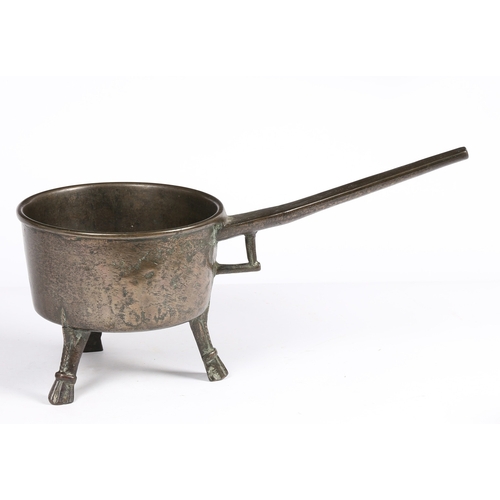 391 - A LARGE CHARLES II BRONZE SKILLET, SOUTH-EAST, CIRCA 1680. With plain handle, open brace below, on t... 