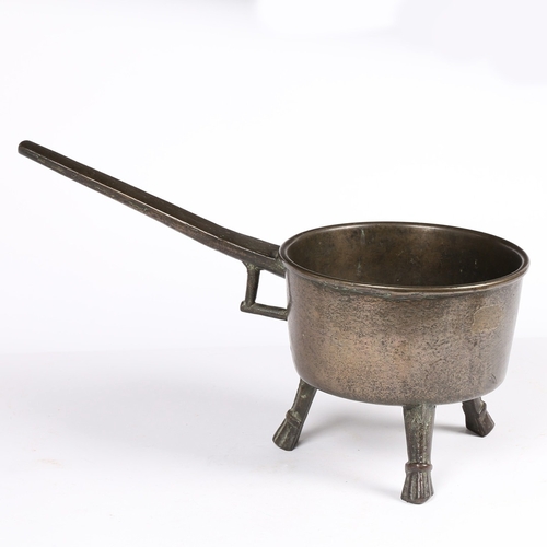 391 - A LARGE CHARLES II BRONZE SKILLET, SOUTH-EAST, CIRCA 1680. With plain handle, open brace below, on t... 