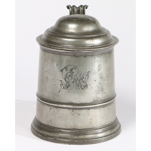 66 - A RARE AND GOOD PEWTER OEAS HALF-GALLON DOME-LIDDED TANKARD, LONDON, CIRCA 1720. Having a scroll thu... 