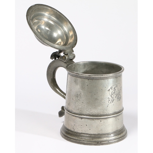 66 - A RARE AND GOOD PEWTER OEAS HALF-GALLON DOME-LIDDED TANKARD, LONDON, CIRCA 1720. Having a scroll thu... 