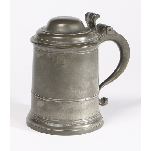 67 - A PEWTER OEAS QUART DOME-LIDDED TANKARD, CIRCA 1720. The straight-sided body with low narrow single ... 