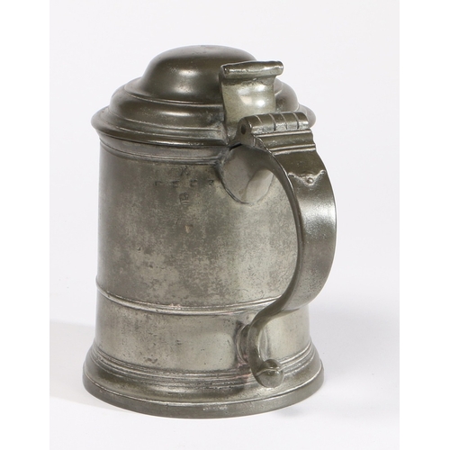 67 - A PEWTER OEAS QUART DOME-LIDDED TANKARD, CIRCA 1720. The straight-sided body with low narrow single ... 