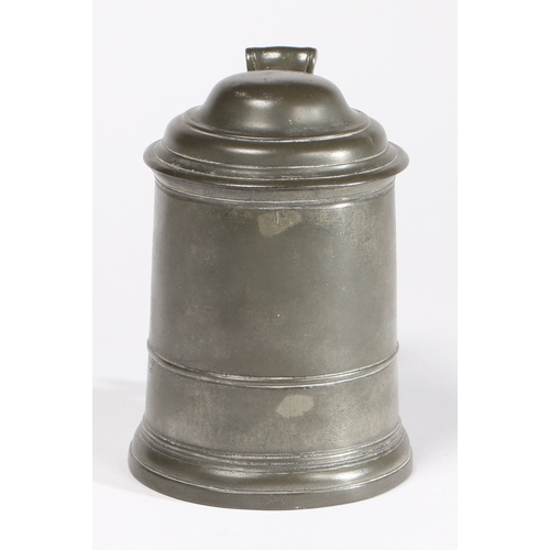 67 - A PEWTER OEAS QUART DOME-LIDDED TANKARD, CIRCA 1720. The straight-sided body with low narrow single ... 