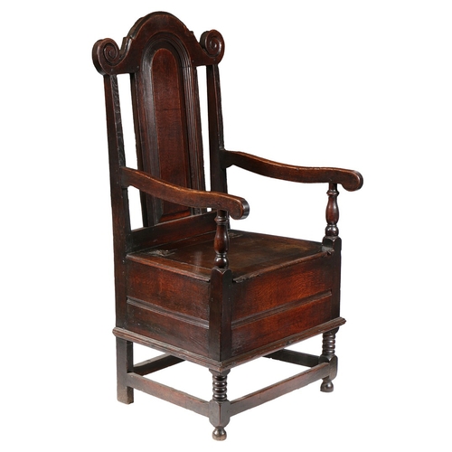 7 - AN UNUSUAL WILLIAM & MARY OAK BOX-SEATED ARMCHAIR, CIRCA 1690. The back part open and with a fielded... 