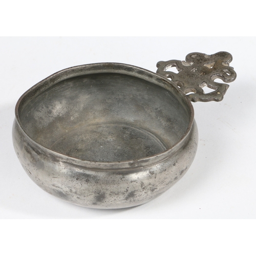 70 - AN EARLY 18TH CENTURY PEWTER PORRINGER, ENGLISH, CIRCA 1700-20. Having a flat base bellied bowl, an ... 