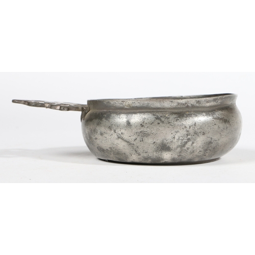 70 - AN EARLY 18TH CENTURY PEWTER PORRINGER, ENGLISH, CIRCA 1700-20. Having a flat base bellied bowl, an ... 