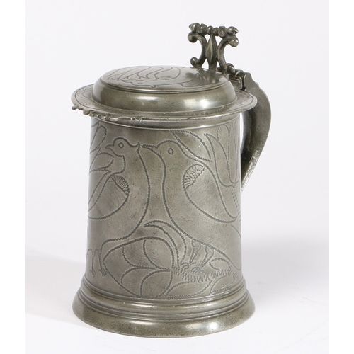 98 - A FINE CHARLES II PEWTER OEWS QUART FLAT-LID WRIGGLEWORK TANKARD, WIGAN, CIRCA 1680. Having a straig... 