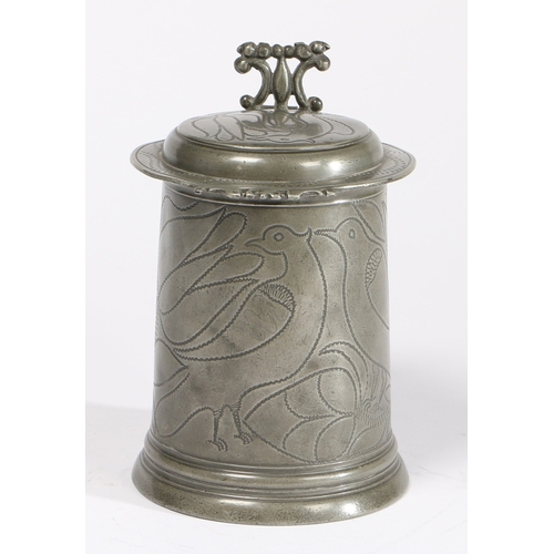 98 - A FINE CHARLES II PEWTER OEWS QUART FLAT-LID WRIGGLEWORK TANKARD, WIGAN, CIRCA 1680. Having a straig... 