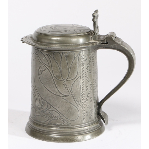 98 - A FINE CHARLES II PEWTER OEWS QUART FLAT-LID WRIGGLEWORK TANKARD, WIGAN, CIRCA 1680. Having a straig... 