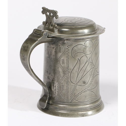 98 - A FINE CHARLES II PEWTER OEWS QUART FLAT-LID WRIGGLEWORK TANKARD, WIGAN, CIRCA 1680. Having a straig... 