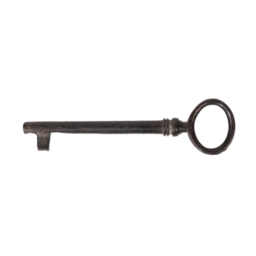 109 - FIVE 17TH/18TH CENTURY IRON KEYS (5). Four with kidney-shaped bow, the largest 15.5cm long (5).