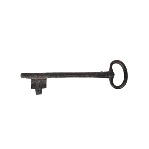 109 - FIVE 17TH/18TH CENTURY IRON KEYS (5). Four with kidney-shaped bow, the largest 15.5cm long (5).