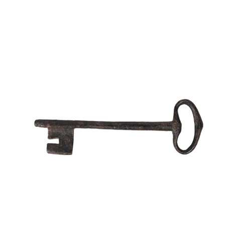 109 - FIVE 17TH/18TH CENTURY IRON KEYS (5). Four with kidney-shaped bow, the largest 15.5cm long (5).