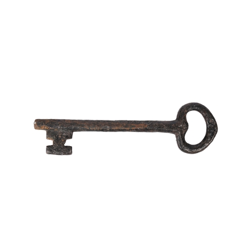 109 - FIVE 17TH/18TH CENTURY IRON KEYS (5). Four with kidney-shaped bow, the largest 15.5cm long (5).